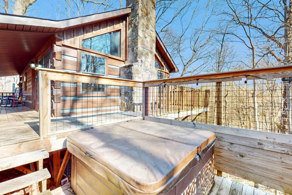 Serene Quintessential Mtn Cabin Sleeps 6 Hot Tub Cabin in Gatlinburg