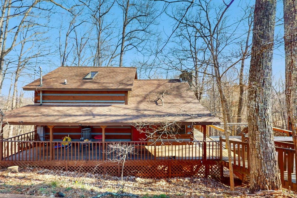 Serene Quintessential Mtn Cabin Sleeps 6 Hot Tub Cabin in Gatlinburg