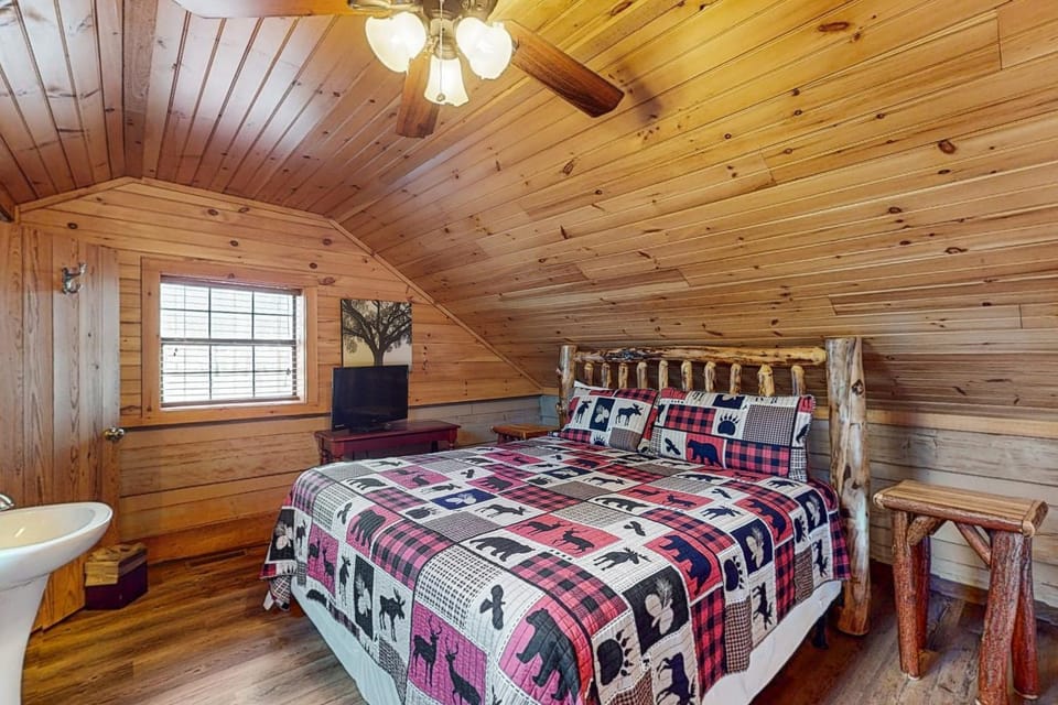 Serene Quintessential Mtn Cabin Sleeps 6 Hot Tub Cabin in Gatlinburg