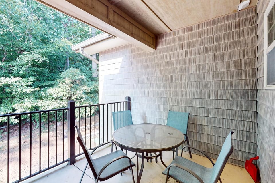 Pristine & Peaceful Condo Sleeps 6 Shared Pool & Townsend Timbers House in Sevier County