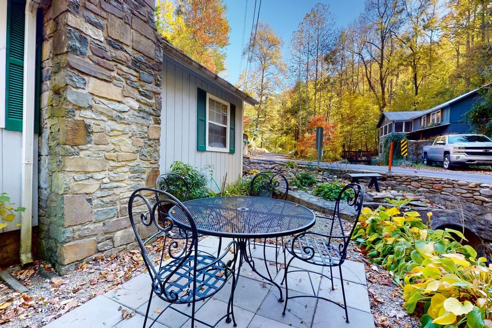 Relaxing Creekside Cabin Sleeps 4 1-mi to Parkway Cabin in Gatlinburg