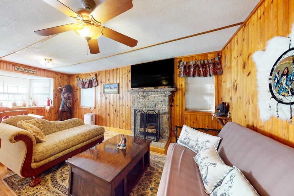 Relaxing Creekside Cabin Sleeps 4 1-mi to Parkway Cabin in Gatlinburg