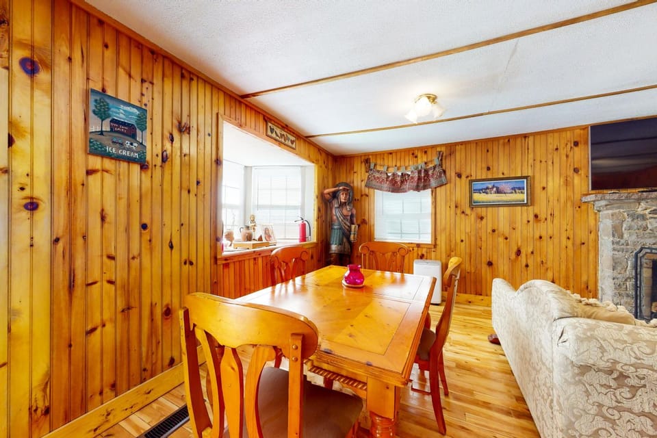 Relaxing Creekside Cabin Sleeps 4 1-mi to Parkway Cabin in Gatlinburg