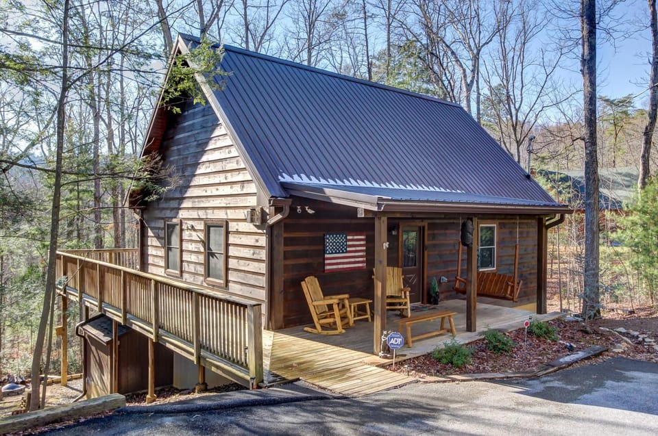 Cabin N The Woods Sleeps 10 Seasonal Pool Pond Cabin in Sevier County