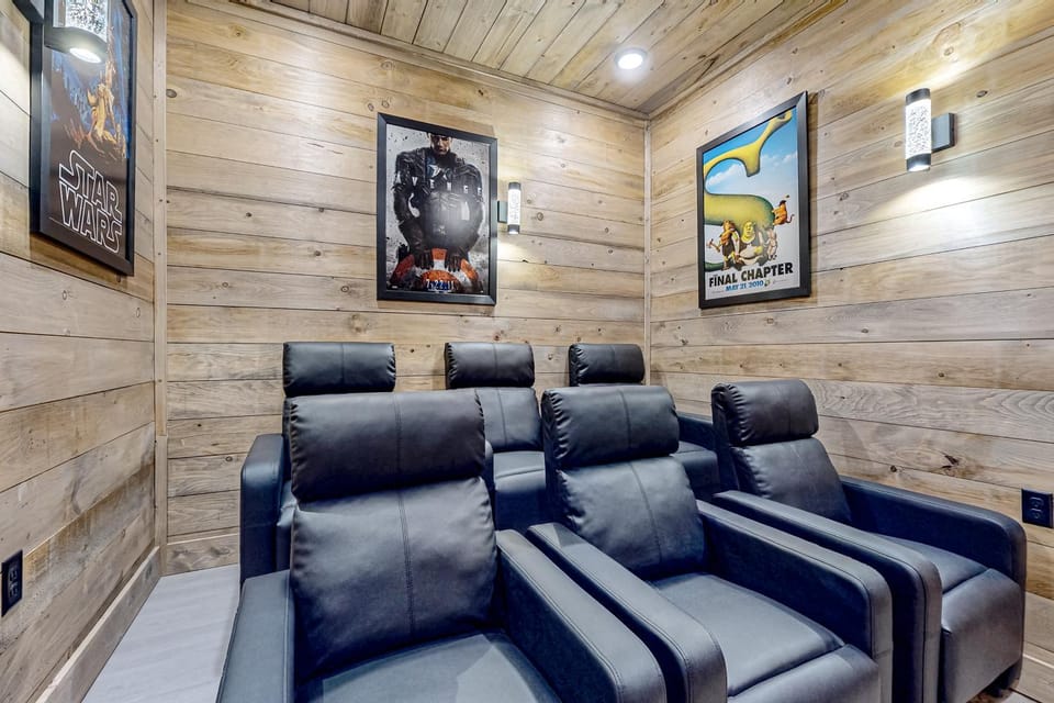 Luxe Cabin Sleep 10 Indoor Pool Home Theater Deck Cabin in Pigeon Forge