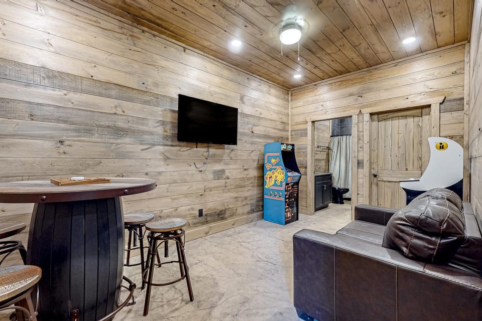 Luxe Cabin Sleep 10 Indoor Pool Home Theater Deck Cabin in Pigeon Forge