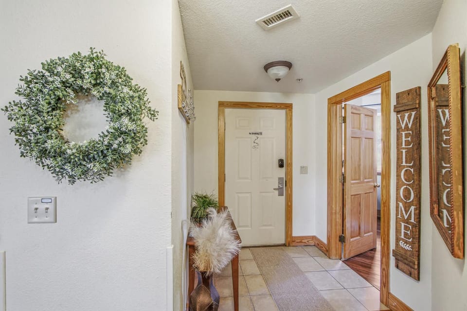 Delightful & Cozy 2nd Floor Resort Condo Sleeps 4 House in Pigeon Forge