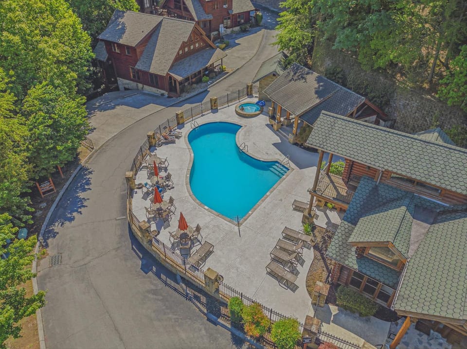 Delightful & Cozy 2nd Floor Resort Condo Sleeps 4 House in Pigeon Forge
