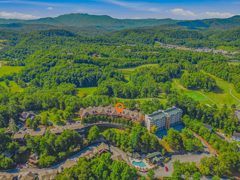 Delightful & Cozy 2nd Floor Resort Condo Sleeps 4 House in Pigeon Forge