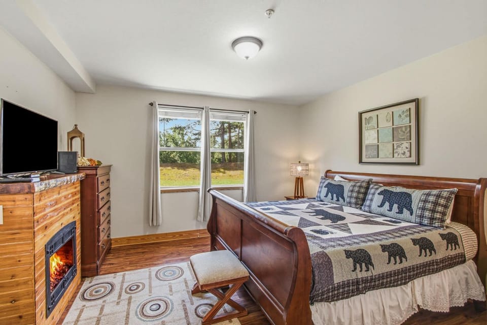 Delightful & Cozy 2nd Floor Resort Condo Sleeps 4 House in Pigeon Forge