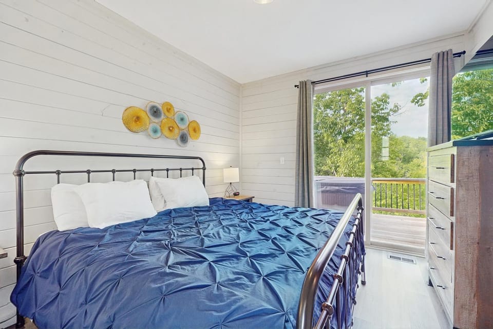Relaxing Cabin W Mtn View Sleeps 6 Deck Jacuzzi Cabin in Douglas Lake
