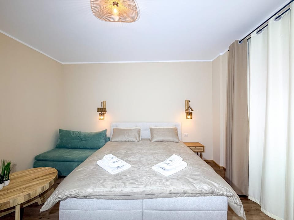 Bed, Living room, Photo of the whole room, Seating area, Bedroom, towels