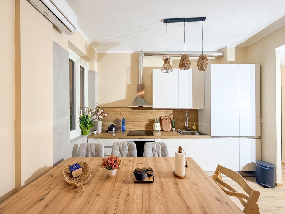 Kitchen or kitchenette, Food and drinks, Dining area, Food, Drinks