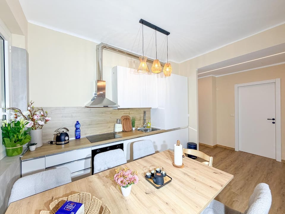 Kitchen or kitchenette, Dining area, minibar, stove