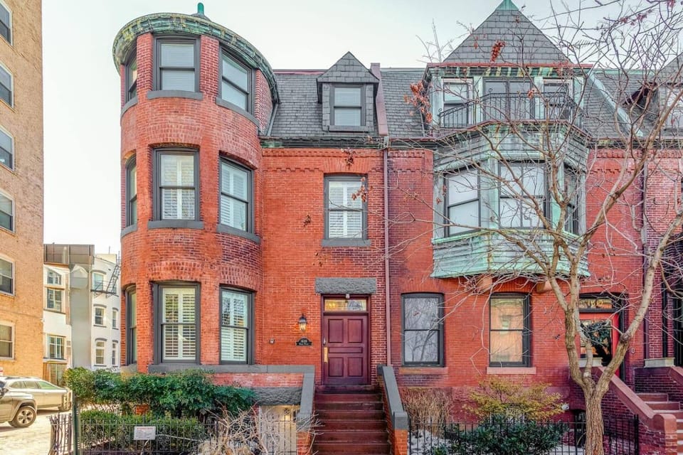 2BR Garden Level Guest Suite by White House Apartment in Arlington