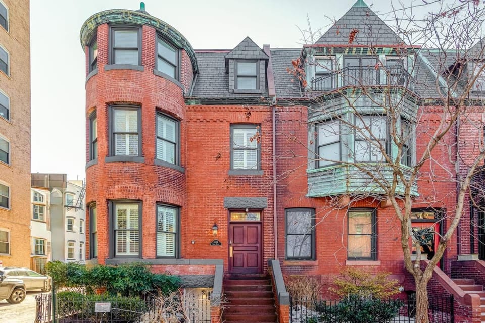 2BR Garden Level Guest Suite by White House Apartment in Arlington