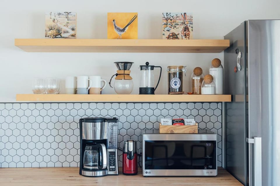 Coffee/tea facilities, microwave, kitchen