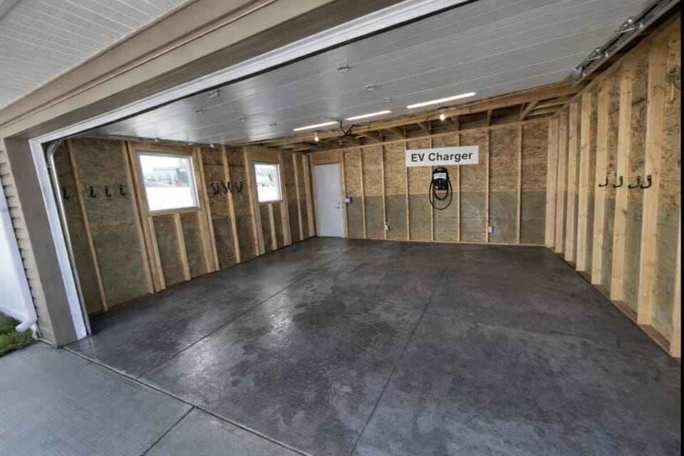 3 Bedroom Corner house with backyard Apartment in Calgary