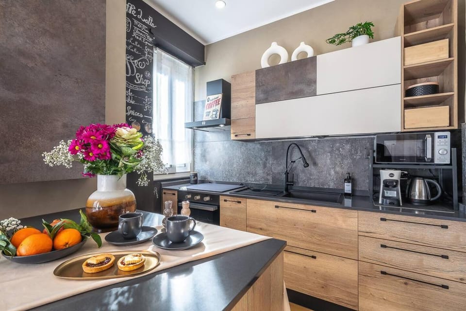 Coffee/tea facilities, Kitchen or kitchenette, minibar, oven, stove