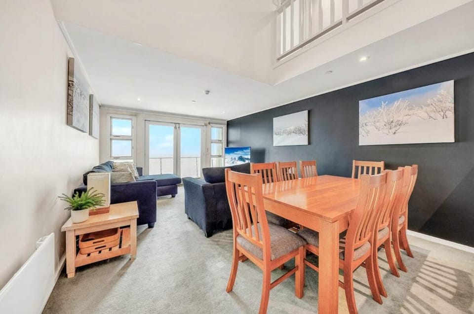 White Crystal 216 Apartment in Hotham Heights