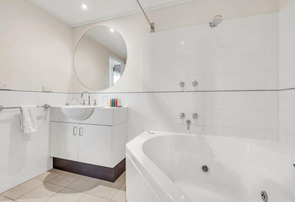 White Crystal 216 Apartment in Hotham Heights