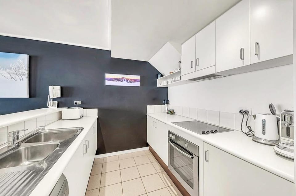 White Crystal 216 Apartment in Hotham Heights
