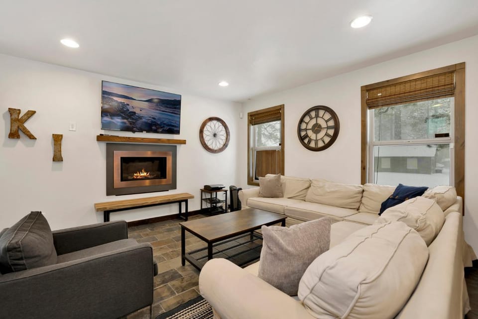 TV and multimedia, Living room, Seating area, fireplace