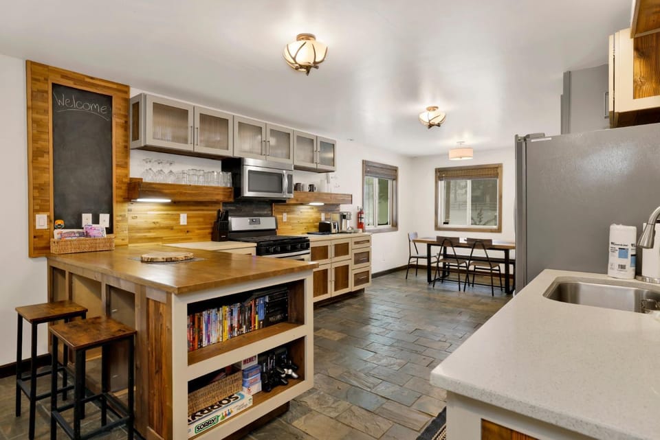 Kitchen or kitchenette, Seating area, Dining area, oven, stove