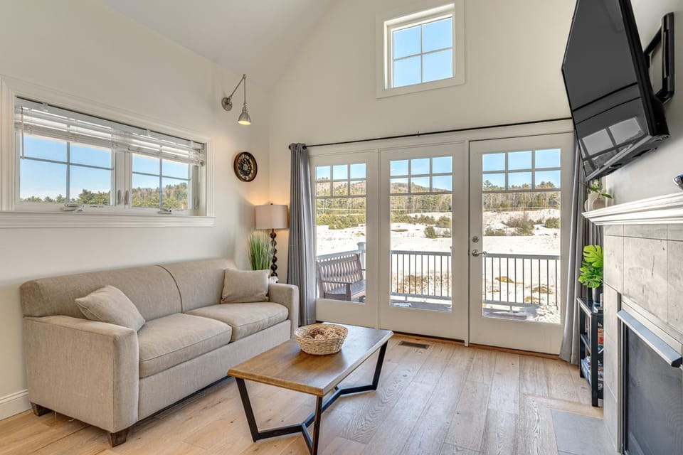 Mtn Views + Resort Perks: Cozy Cottage in Thornton House in Campton