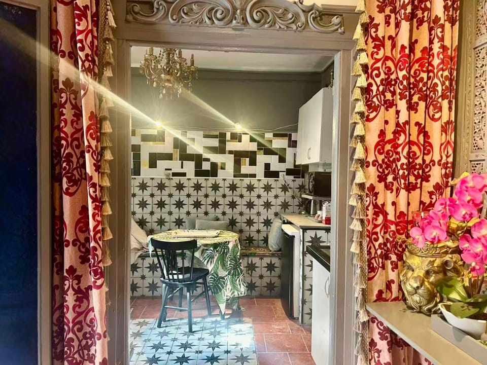Kitchen or kitchenette, Dining area