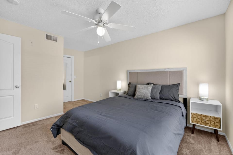 Bright & Comfy 2BR Home Away Apartment in Longwood