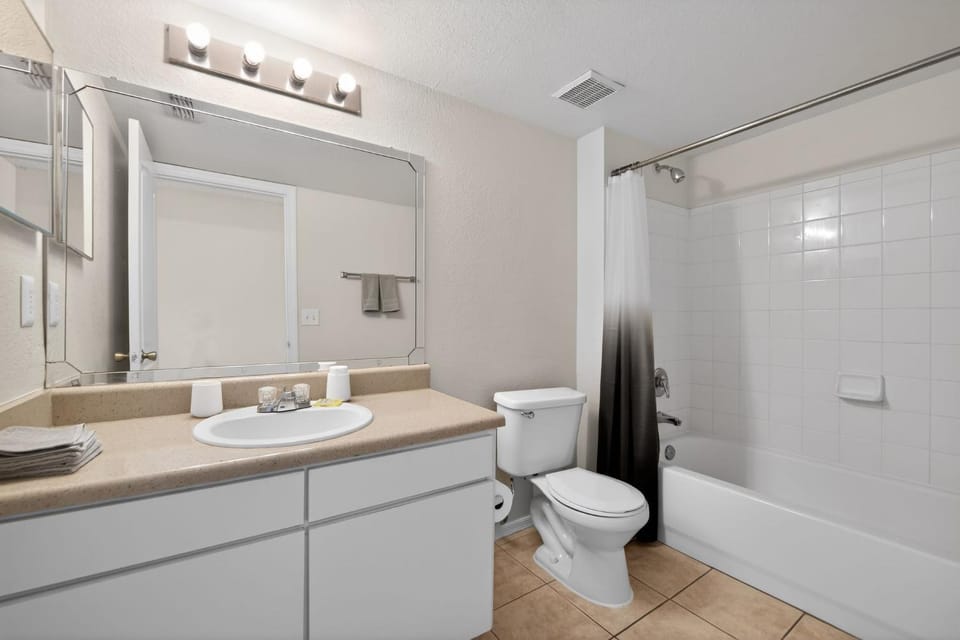 Bright & Comfy 2BR Home Away Apartment in Longwood