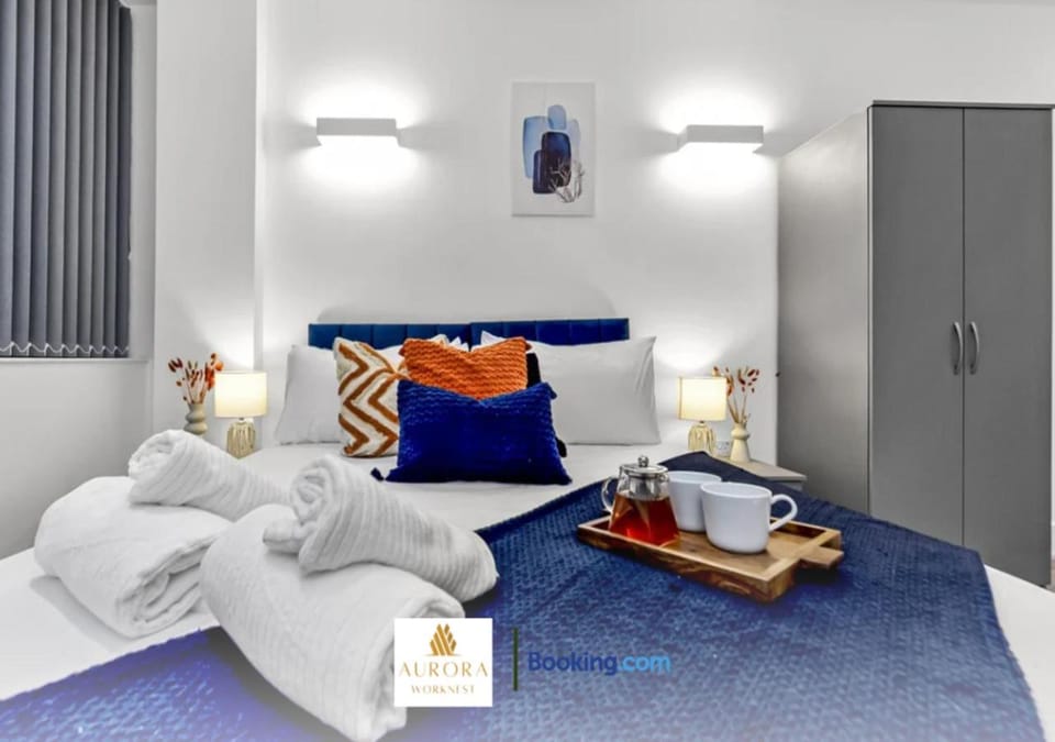 Bed, Bedroom, towels