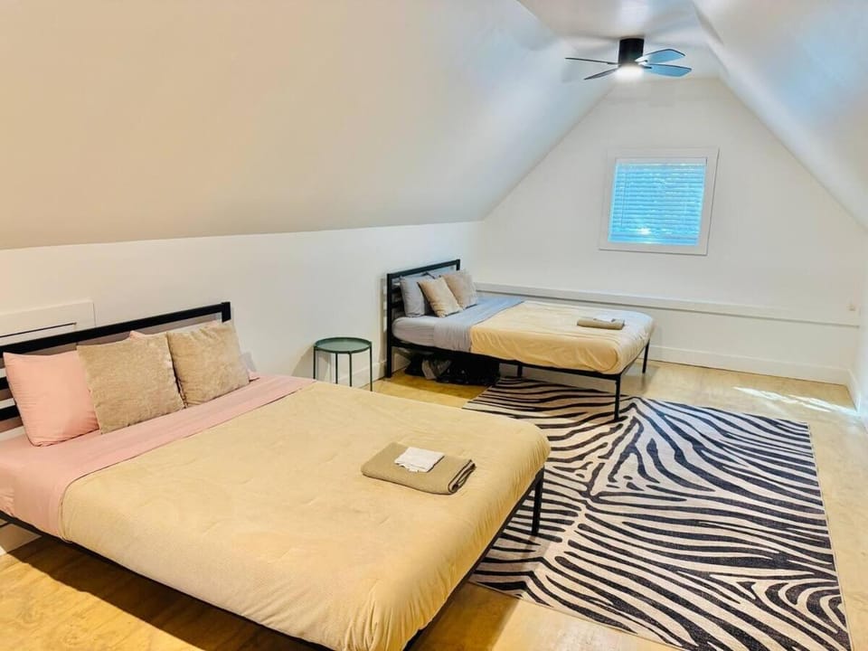 Scandinavian Haven Hot Tub pool ping pong - 2 houses sleeps 32 Villa in Atlanta