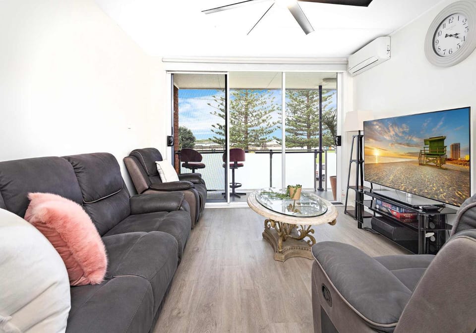 TV and multimedia, Living room, Seating area, air conditioner
