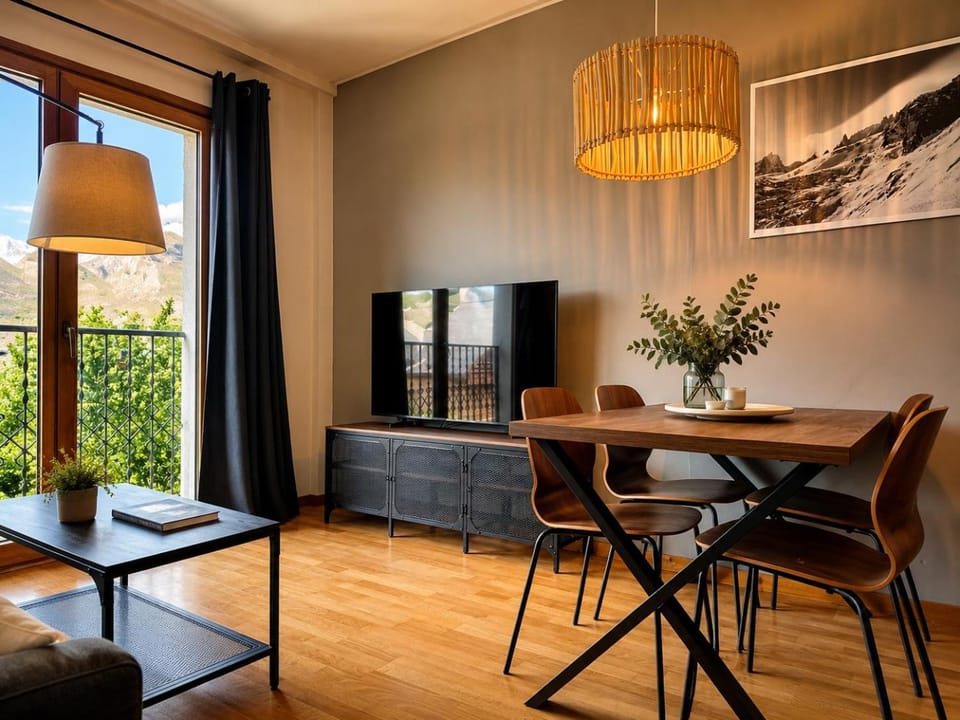 TV and multimedia, Living room, Dining area, Mountain view