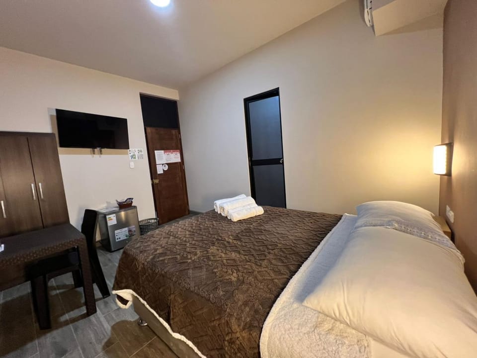 Bed, TV and multimedia, Photo of the whole room, Bedroom, air conditioner