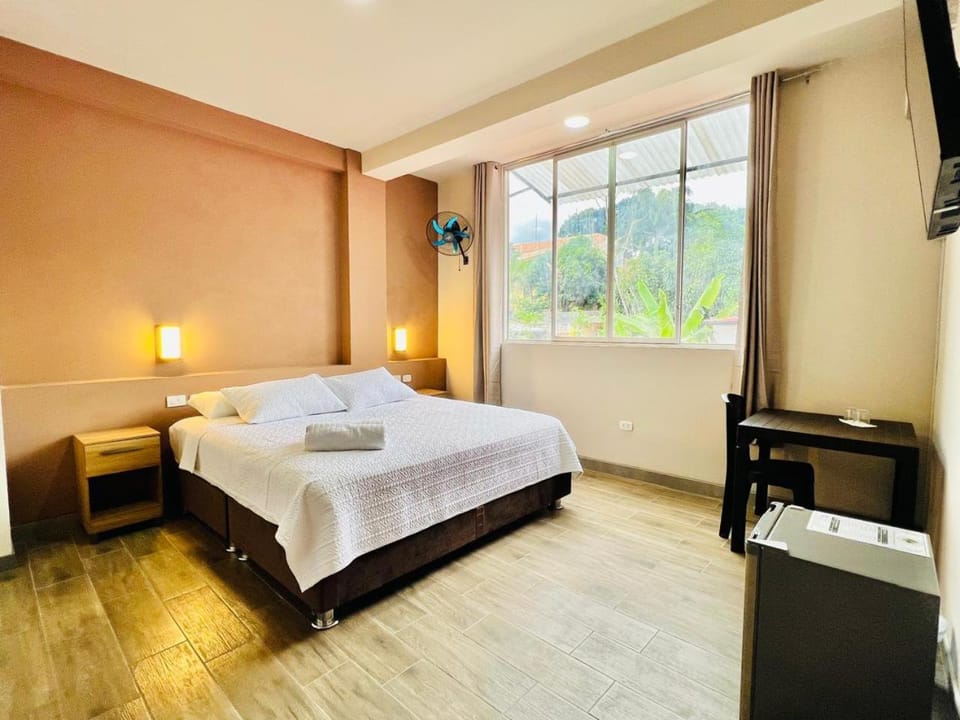 Bed, TV and multimedia, Photo of the whole room, Bedroom