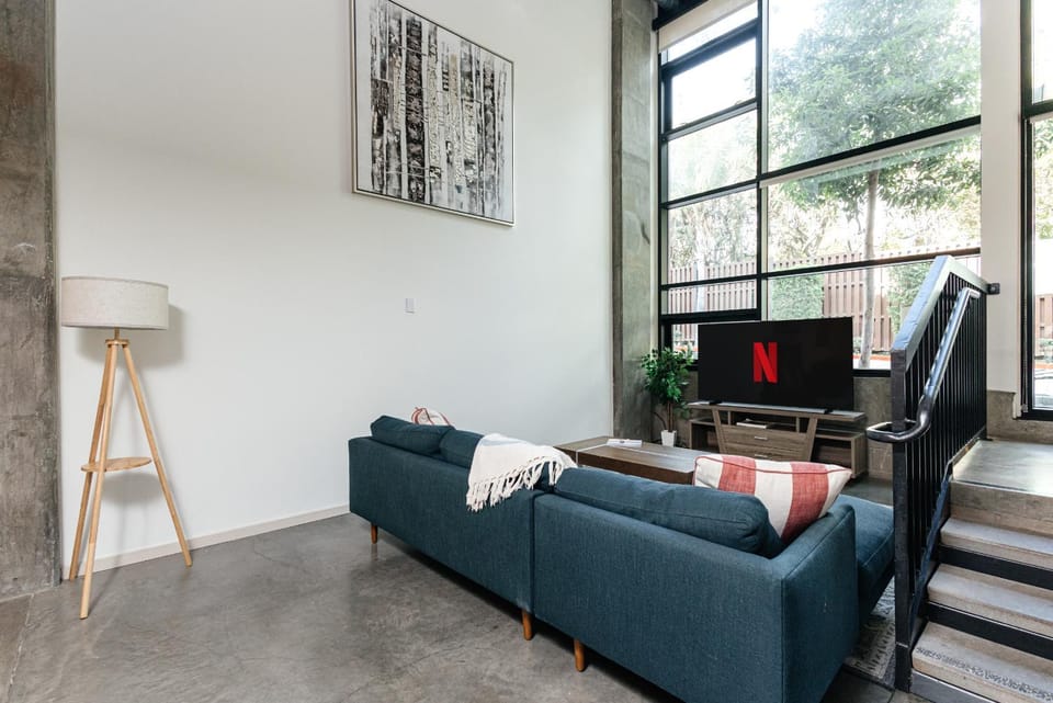 TV and multimedia, Living room, Seating area, Evening entertainment