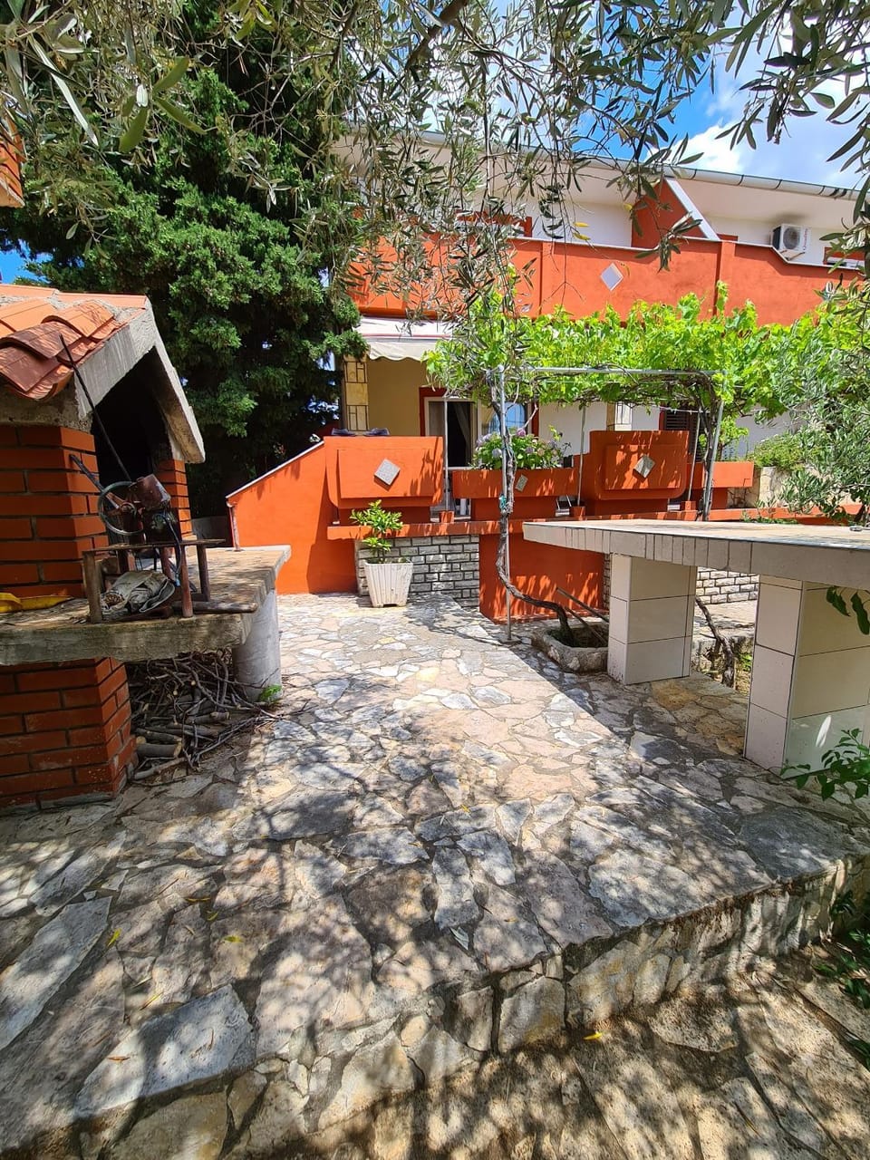 Location, children, Family