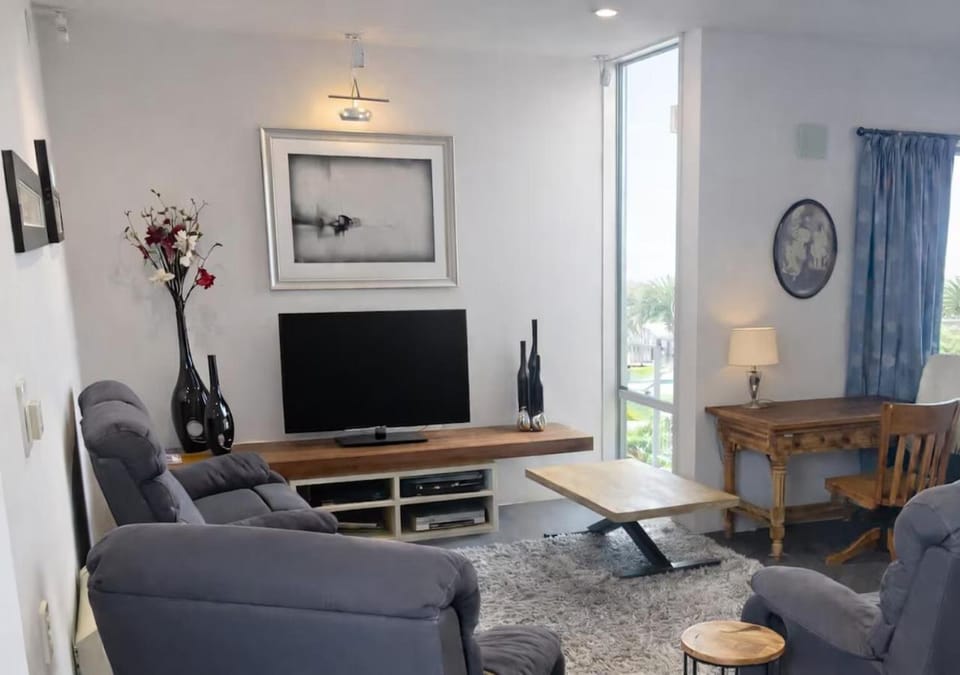 TV and multimedia, Living room, Seating area, Evening entertainment