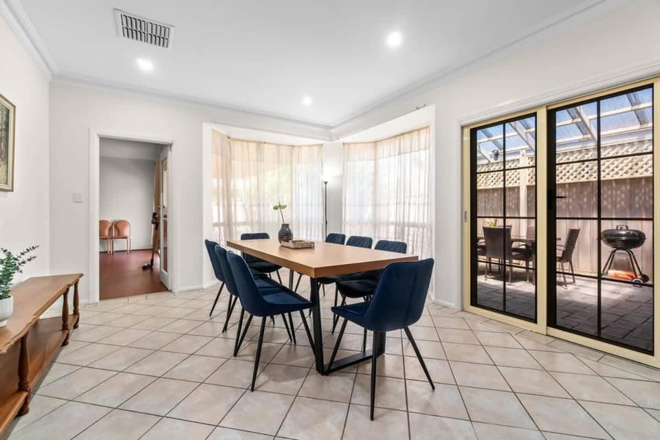 Vintage family entire home 5bed 2bath free parking House in Adelaide