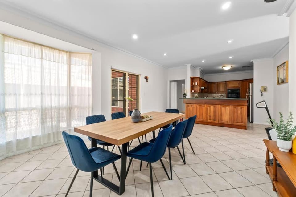 Vintage family entire home 5bed 2bath free parking House in Adelaide