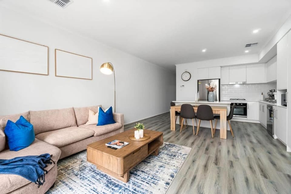 Stylish 3BR Stay Close to Tea Tree Plaza House in Adelaide