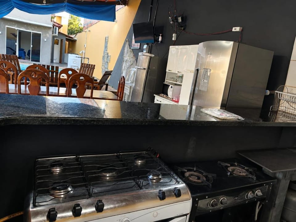 casa de temporada em Caldas Novas Go, com piscina de aquecimento solar e elétrico com , 4 quartos sendo 3 com ar condicionado e 3 banheiros , garagem para 5 carros House in State of Goiás