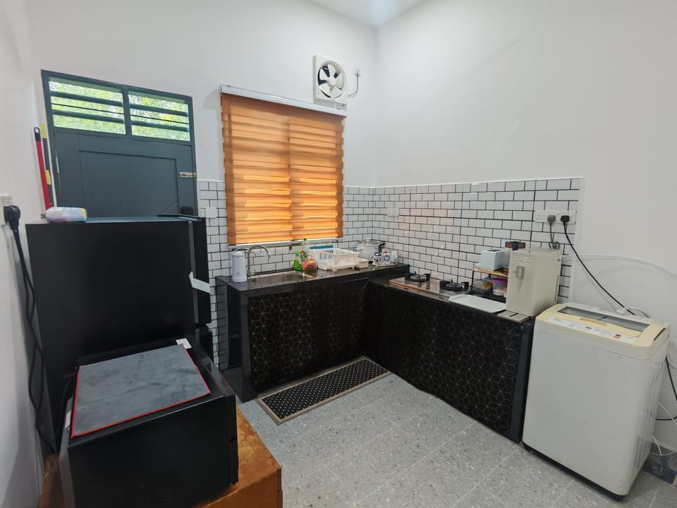 Kitchen or kitchenette, minibar, stove, toaster, washing machine