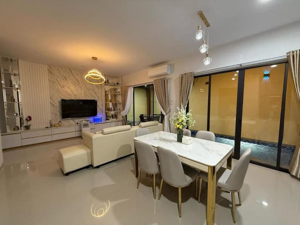 Communal lounge/ TV room, Living room, Dining area