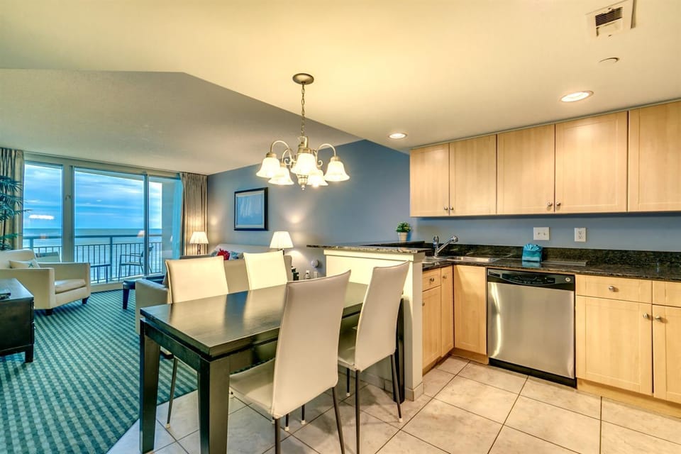 Kitchen or kitchenette, Living room, Seating area, Dining area, stove