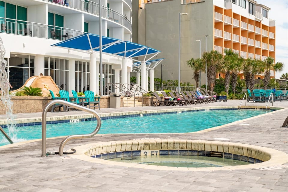 Property building, Patio, Day, Pool view, Swimming pool, sunbed