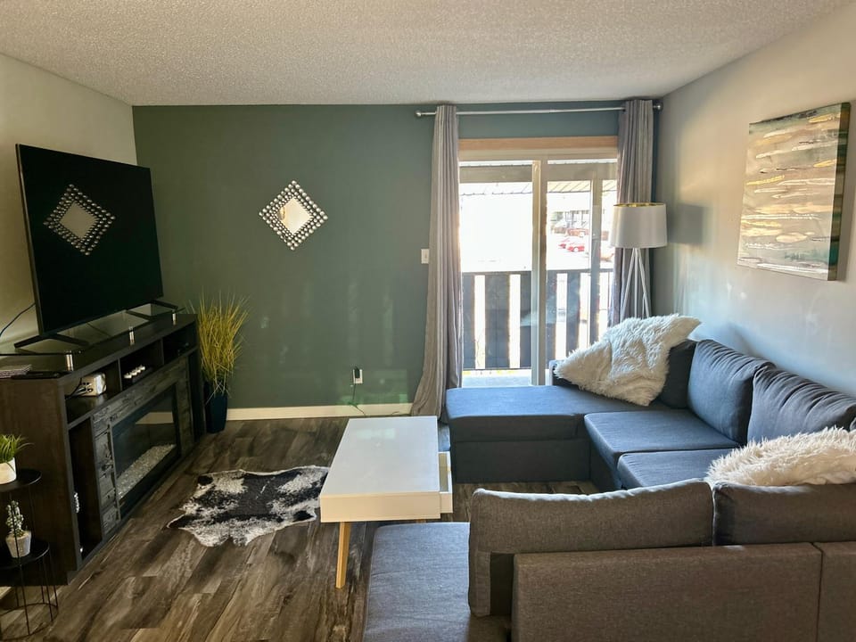 Modern apartment minutes from the hospital Apartment in Red Deer